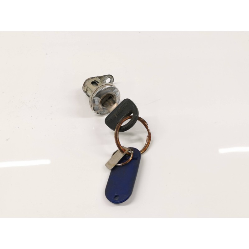 Recambio de bombin porton trasero para santana santana 300 v05v referencia OEM IAM Recambio de bombin porton trasero para santana santana 300 v05v referencia OEM IAM