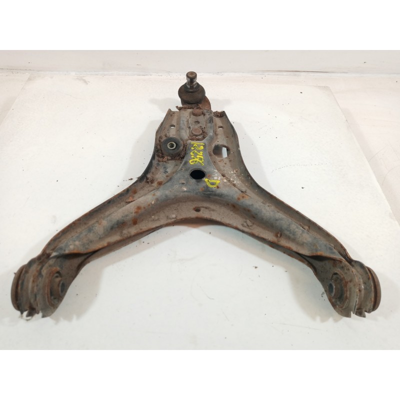 Recambio de brazo suspension inferior delantero derecho para audi 80 (82/83/84) gte referencia OEM IAM Recambio de brazo suspension inferior delantero derecho para audi 80 (82/83/84) gte referencia OEM IAM
