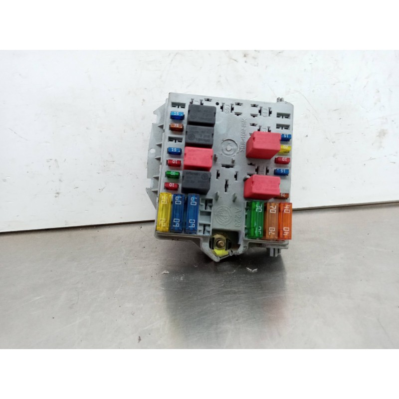 Recambio de caja reles / fusibles para fiat punto berlina (188) 1.2 8v active referencia OEM IAM 46835595  