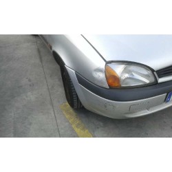 ford fiesta berlina del año 2000