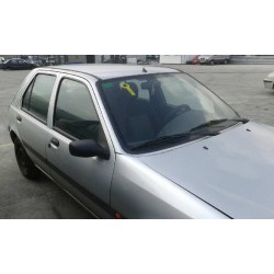ford fiesta berlina del año 2000