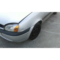 ford fiesta berlina del año 2000