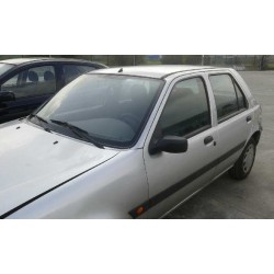 ford fiesta berlina del año 2000