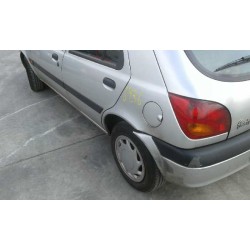 ford fiesta berlina del año 2000