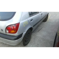 ford fiesta berlina del año 2000