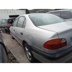 toyota avensis berlina (t 22) del año 2000