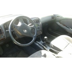 toyota avensis berlina (t 22) del año 2001