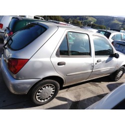 ford fiesta berlina del año 1999