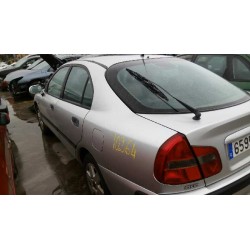 mitsubishi carisma berlina 5 (da0) del año 2001