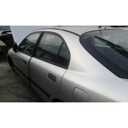 mitsubishi carisma berlina 4 (da0) del año 2001