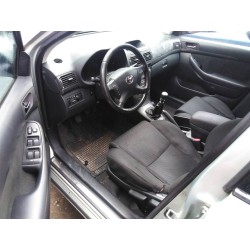 toyota avensis wagon (t25) del año 2005