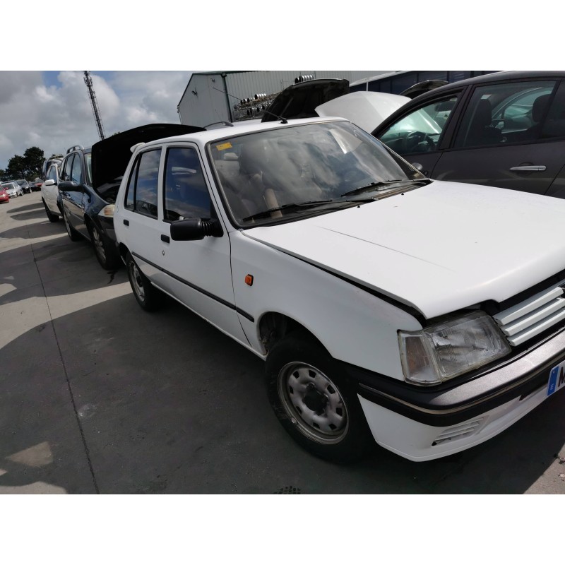 peugeot 205 berlina del año 1996