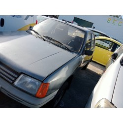 peugeot 205 berlina del año 1986