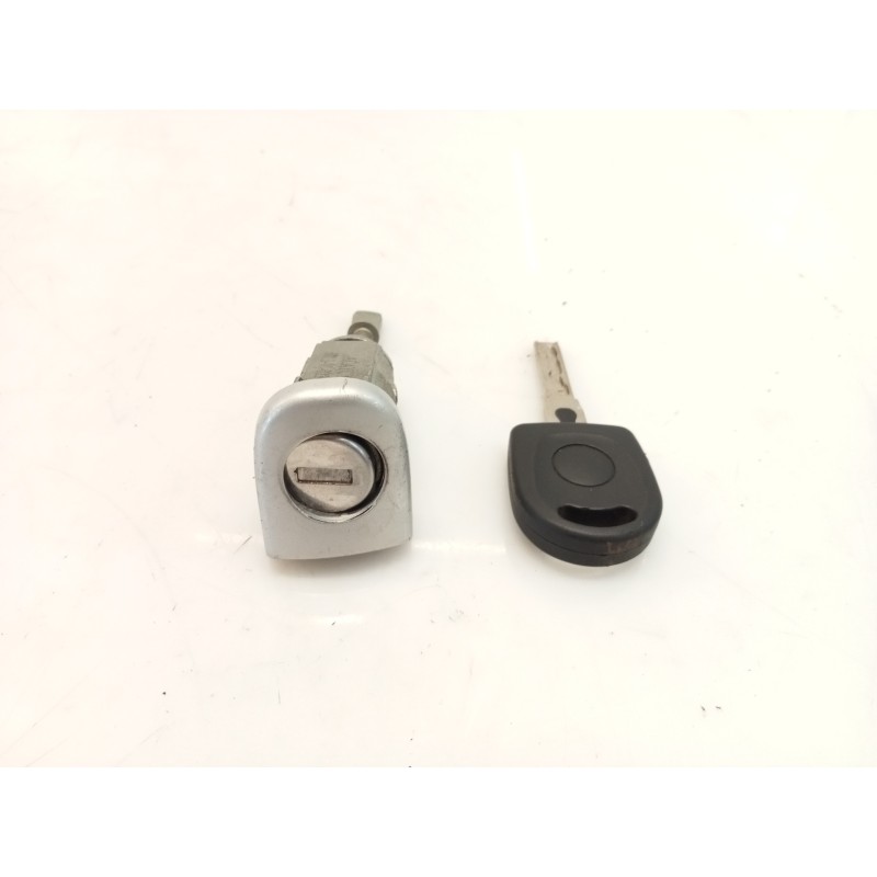 Recambio de bombín puerta delantera izquierda para volkswagen golf iv berlina (1j1) advance referencia OEM IAM Recambio de bombín puerta delantera izquierda para volkswagen golf iv berlina (1j1) advance referencia OEM IAM