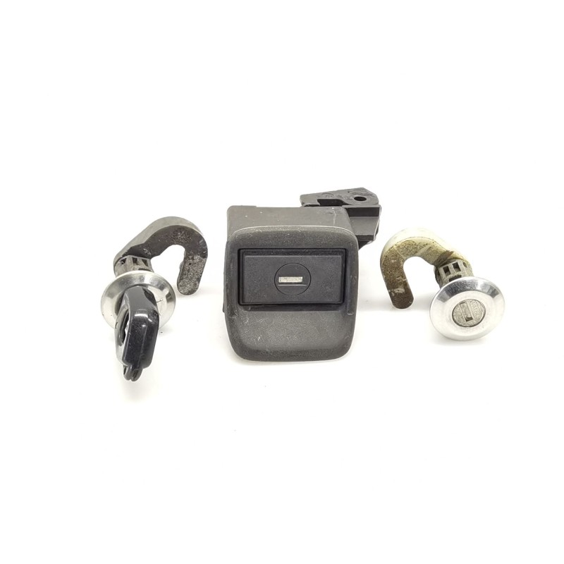 Recambio de bombín puerta delantera izquierda para peugeot 306 hatchback (7a, 7c, n3, n5) 1.9 d referencia OEM IAM Recambio de bombín puerta delantera izquierda para peugeot 306 hatchback (7a, 7c, n3, n5) 1.9 d referencia OEM IAM