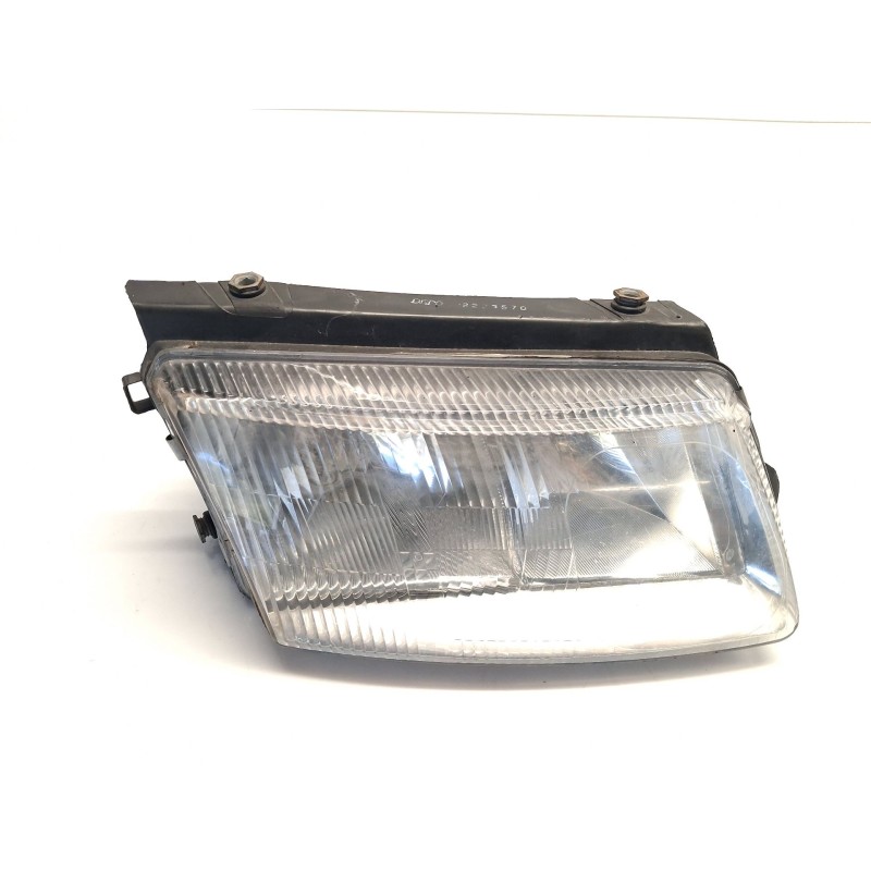 Right headlight Volkswagen Passat B5 (3B2) | Becerril Scrap Yard