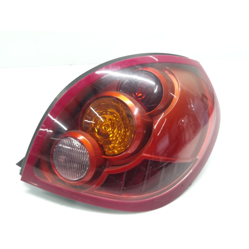 Right central rear light Nissan Almera II hatchback (N16) | Becerril Scrap Yard