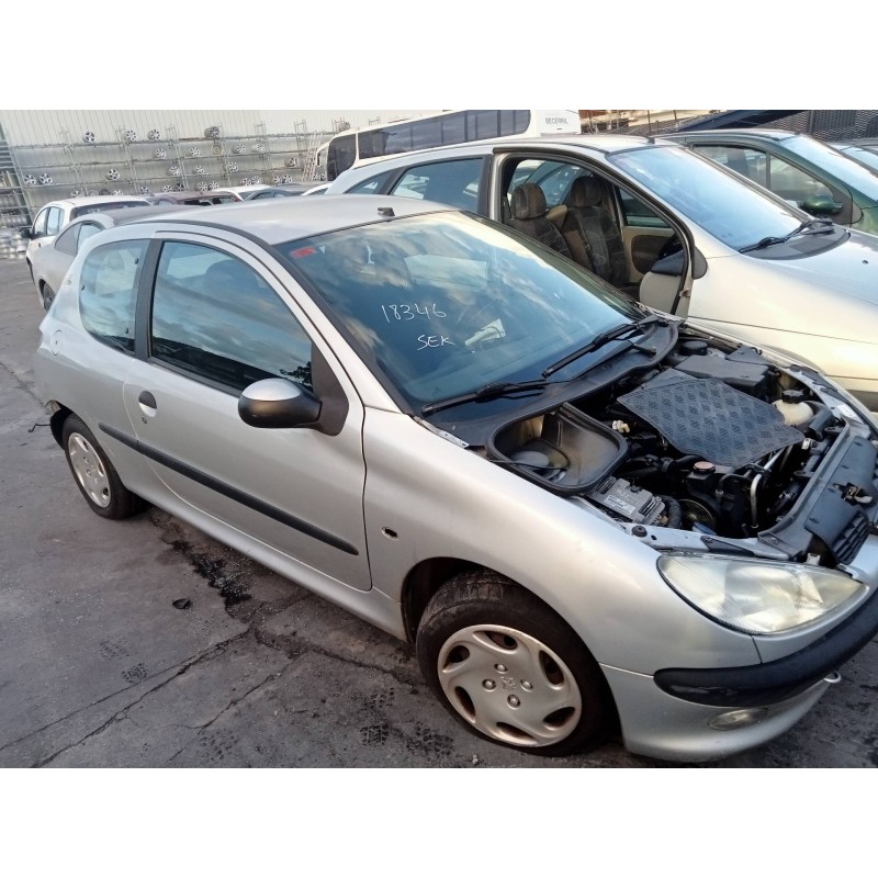 تفكيك Peugeot 206 berlina XT Diesel من عام 2002 بمحرك 8HX