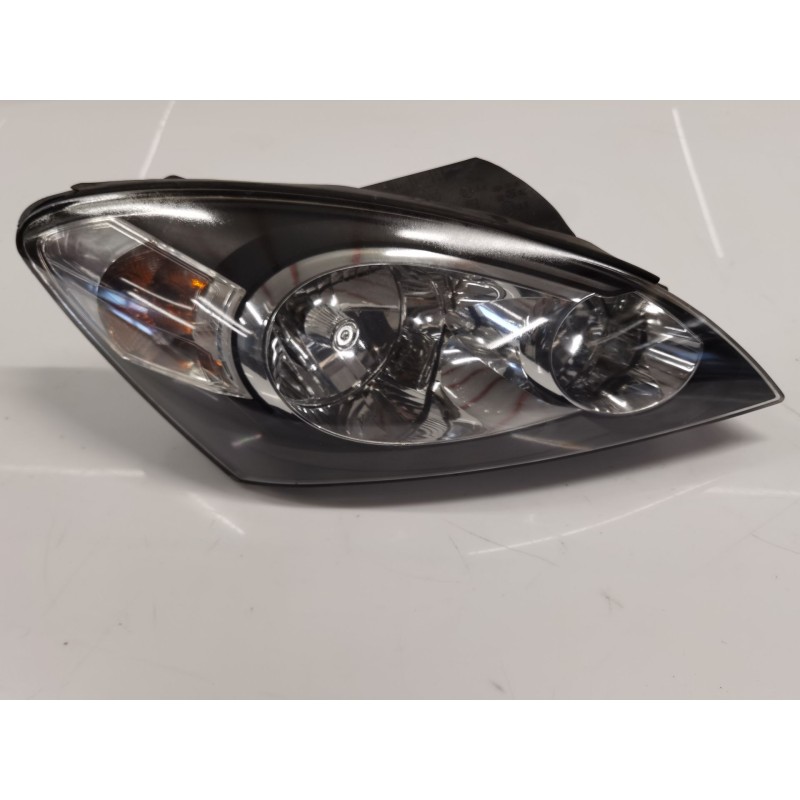 Right headlight KIA Cee'D hatchback (ed) | Becerril Scrap Yard