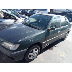 تفكيك Peugeot 306 berlina 4 puertas (S1) SRD Diesel من عام 1995 بمحرك D9B